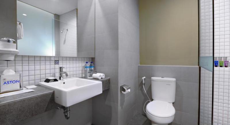 수피리어 룸 풀장 전망, Aston Inn Mataram