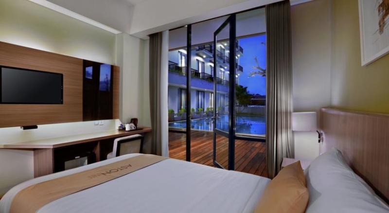 수피리어 룸 풀장 전망, Aston Inn Mataram