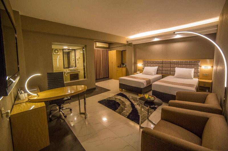 اتاق سوپریور, Castle Salam