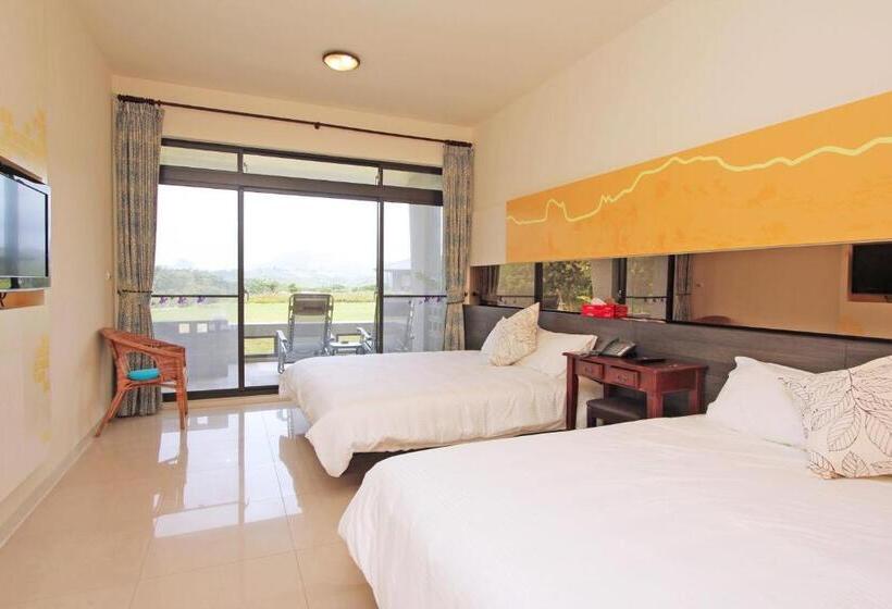 اتاق خانوادگی با چشم‌انداز کوه, Butterfly B&b