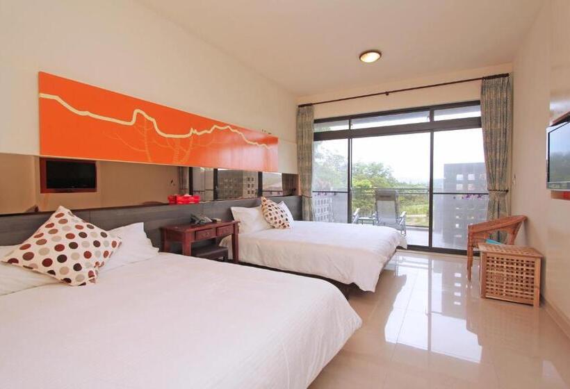 اتاق خانوادگی با چشم‌انداز کوه, Butterfly B&b