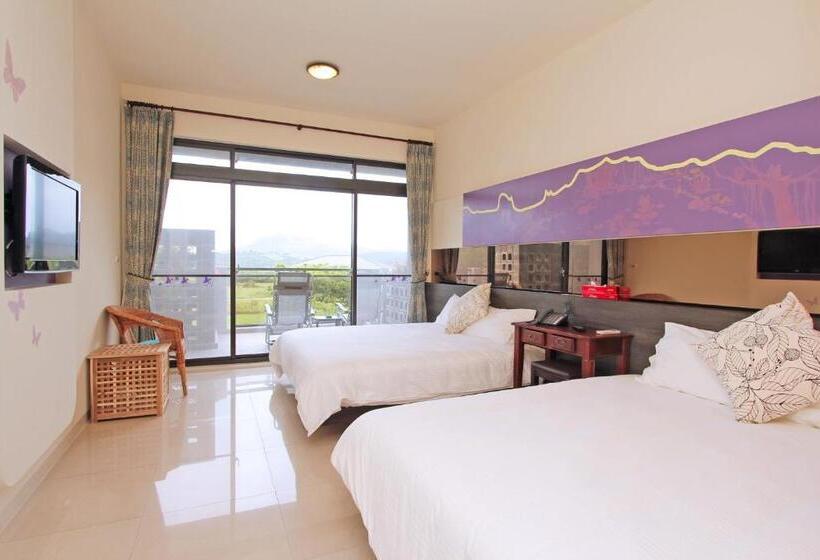 اتاق خانوادگی با چشم‌انداز کوه, Butterfly B&b