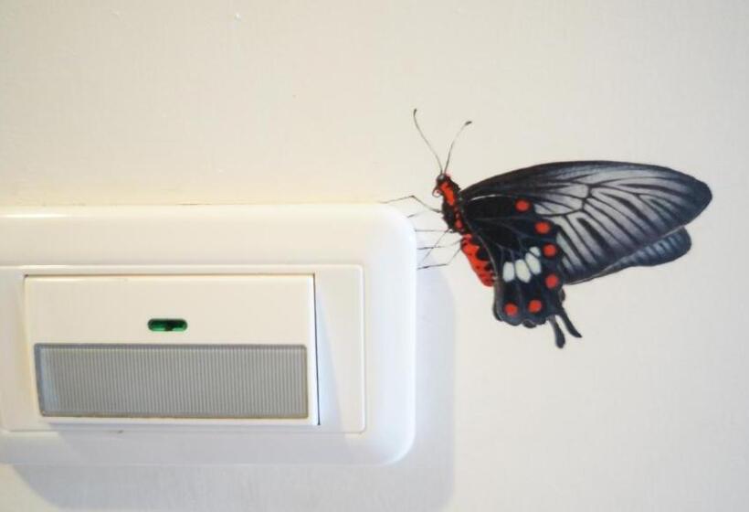 اتاق خانوادگی با چشم‌انداز کوه, Butterfly B&b