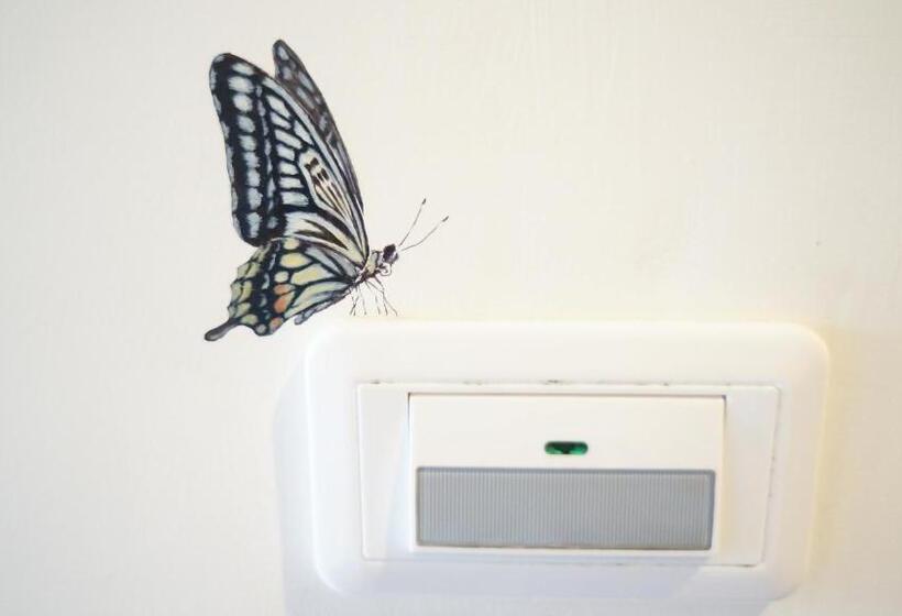 اتاق خانوادگی با چشم‌انداز کوه, Butterfly B&b