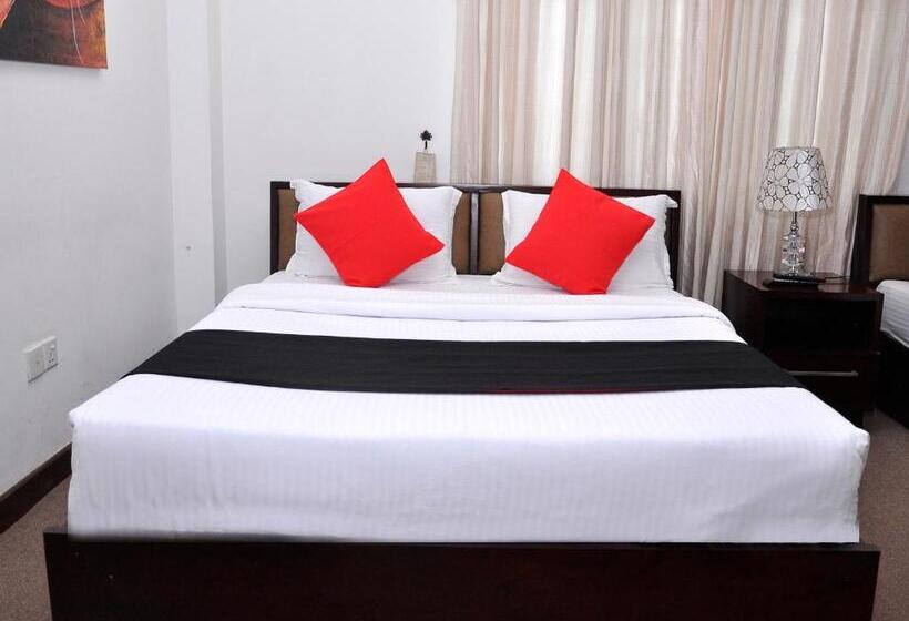 Pokój Rodzinny, Laa Adams