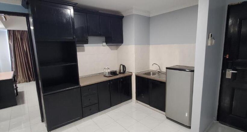 غرفة عائلية مطلّة علي البحر, Leisure Cove Hotel & Apartments