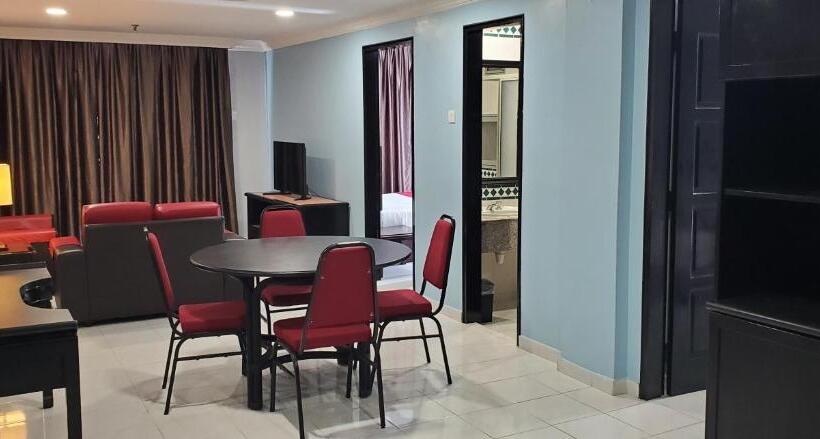 غرفة عائلية مطلّة علي البحر, Leisure Cove Hotel & Apartments