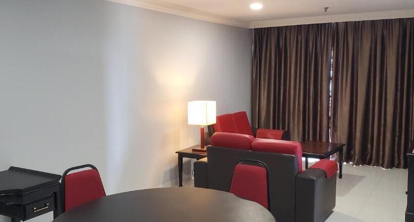 غرفة عائلية مطلّة علي البحر, Leisure Cove Hotel & Apartments