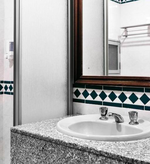 غرفة عائلية مطلّة علي الجبل, Leisure Cove Hotel & Apartments