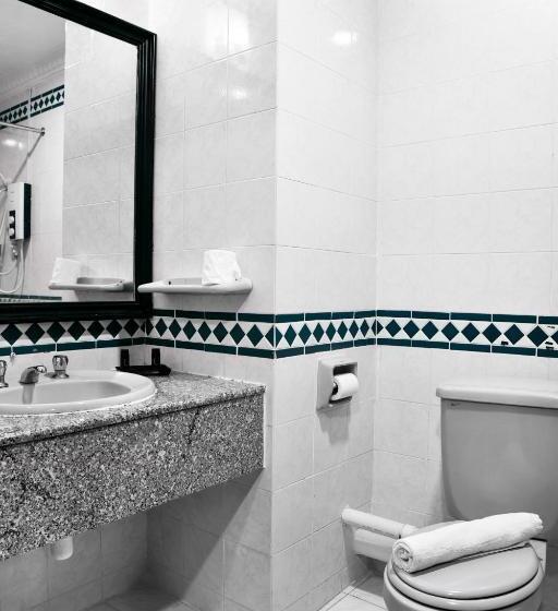 غرفة عائلية مطلّة علي البحر, Leisure Cove Hotel & Apartments