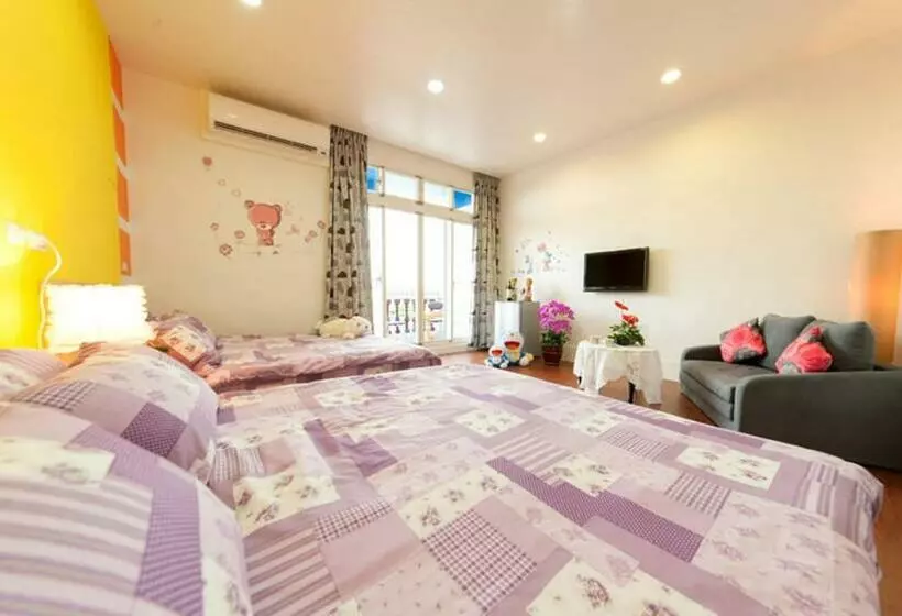 اتاق استاندارد چهارنفره با بالکن, Free World B&b