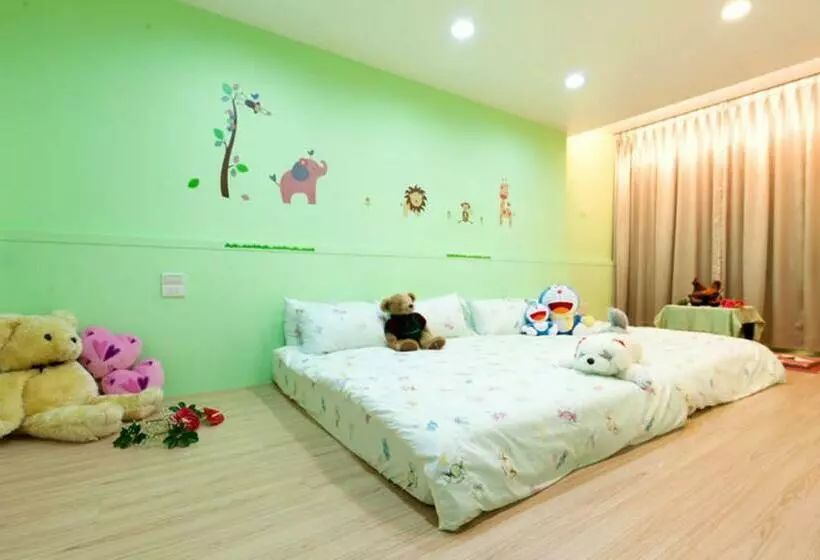 اتاق استاندارد چهار تخته, Free World B&b