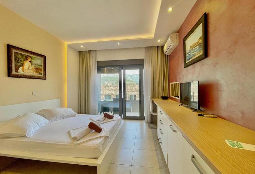 اتاق استاندارد با بالکن, Butua Residence