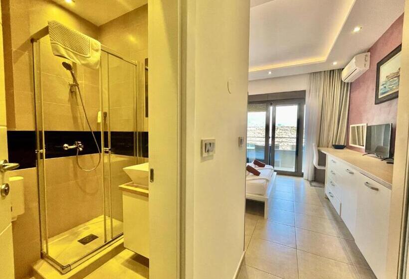 اتاق استاندارد با بالکن, Butua Residence