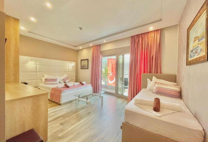 اتاق استاندارد سه تخته با بالکن, Butua Residence