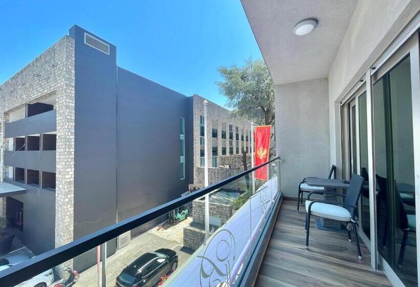 اتاق استاندارد سه تخته با بالکن, Butua Residence