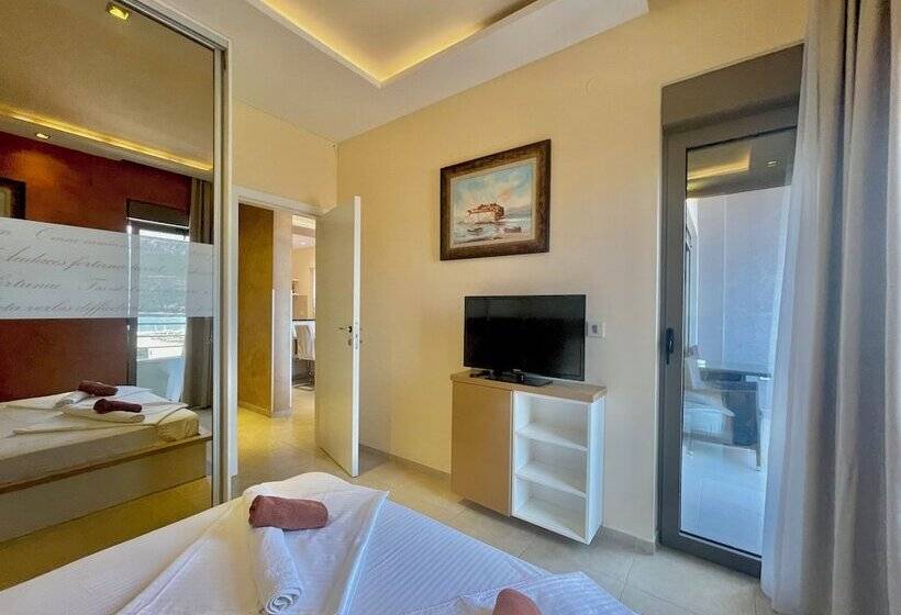 2 Bedroom Deluxe Apartment