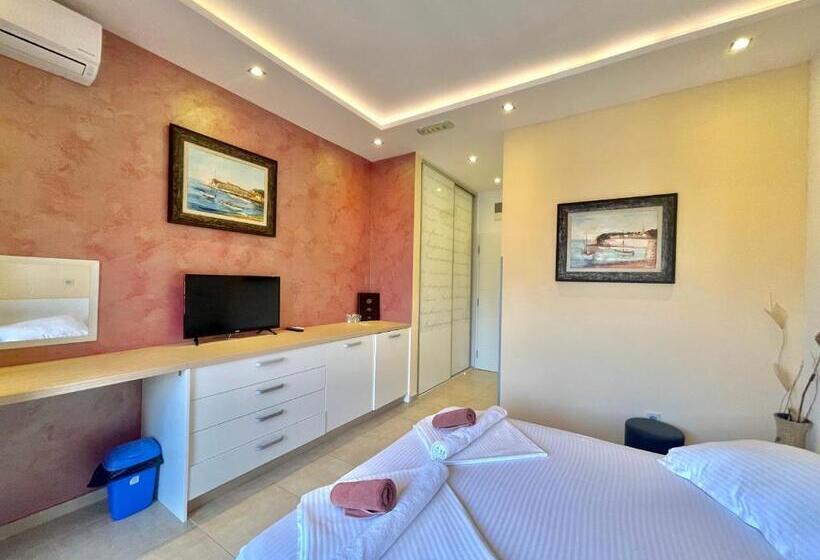 اتاق استاندارد با بالکن, Butua Residence