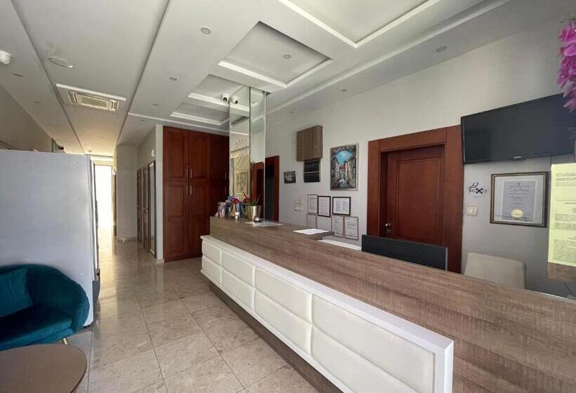 اتاق استاندارد با بالکن, Butua Residence