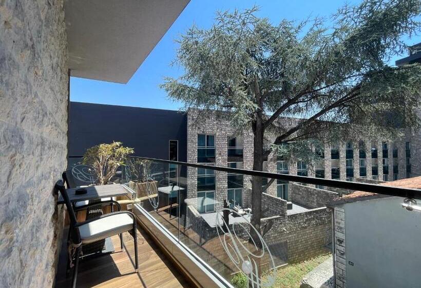 اتاق استاندارد با بالکن, Butua Residence