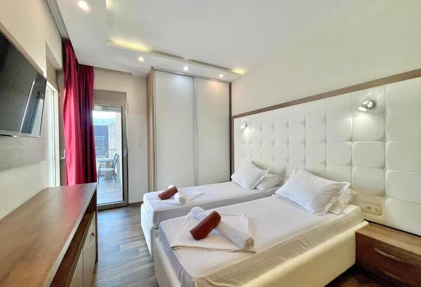 اتاق استاندارد با بالکن, Butua Residence