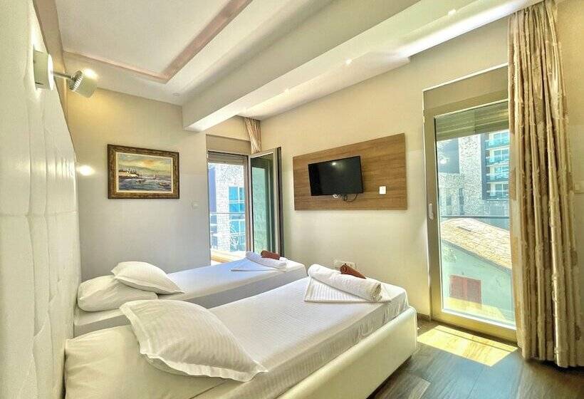 اتاق استاندارد با بالکن, Butua Residence