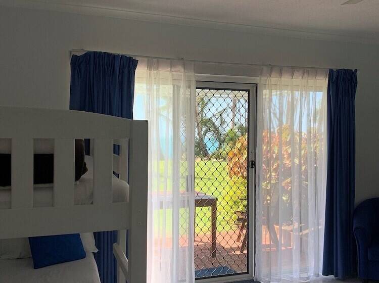 חדר משפחתי, The Resort At Dolphin Heads