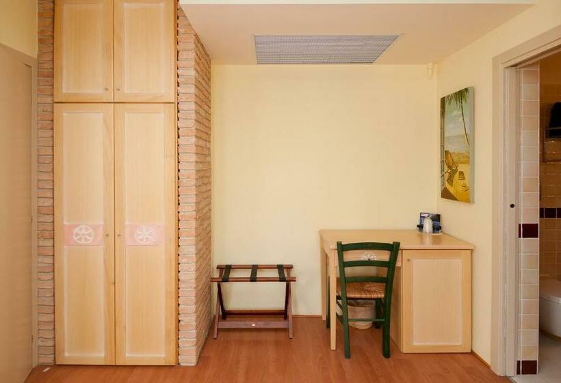 חדר סטנדרט לשלושה, Gentarrubia