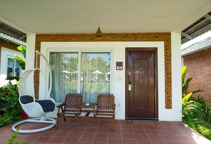 اتاق استاندارد با چشم‌انداز استخر, Famiana Green Villa