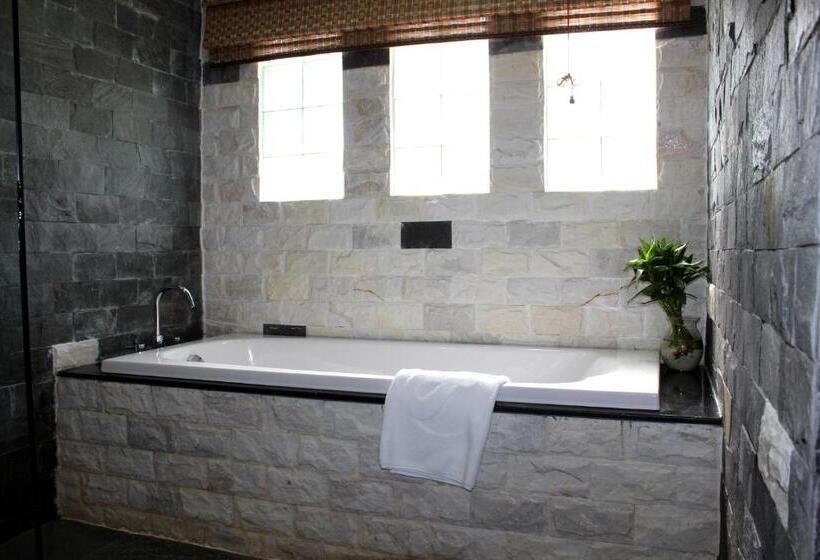 اتاق استاندارد با چشم‌انداز استخر, Famiana Green Villa