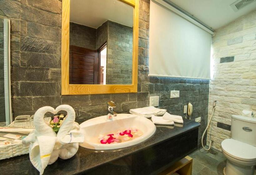 اتاق استاندارد سه تخته با چشم‌انداز استخر, Famiana Green Villa