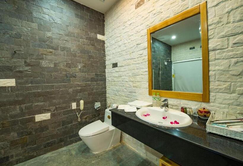 اتاق استاندارد سه تخته با چشم‌انداز استخر, Famiana Green Villa