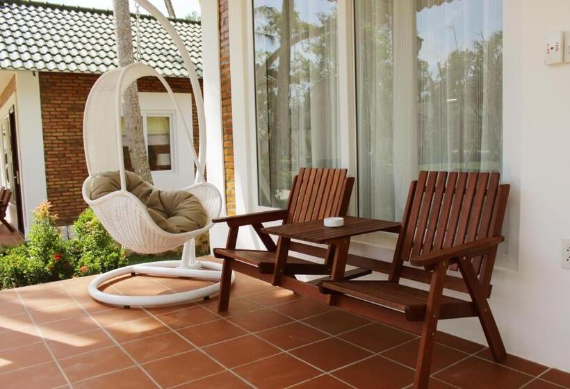 اتاق استاندارد سه تخته با چشم‌انداز استخر, Famiana Green Villa