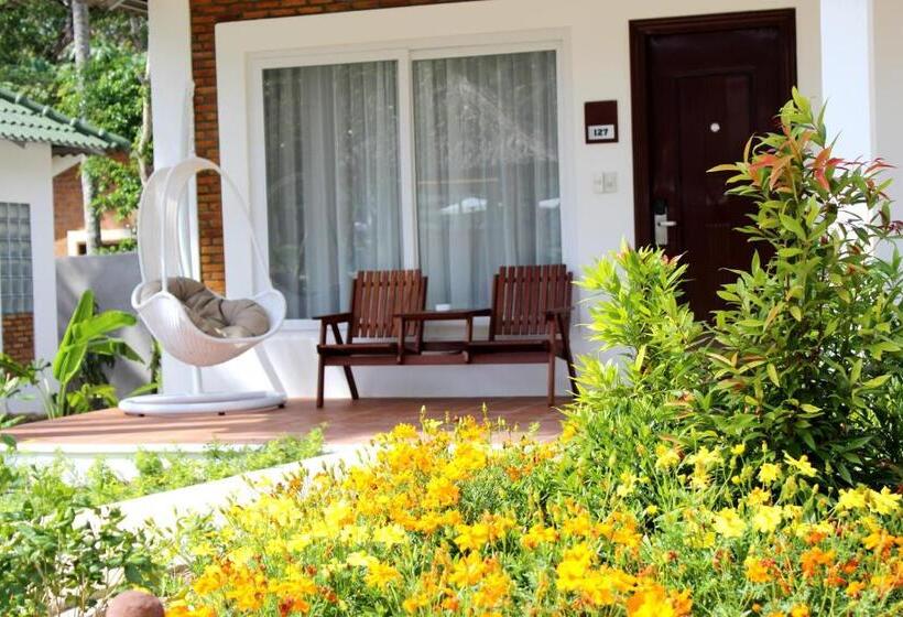 اتاق استاندارد سه تخته با چشم‌انداز استخر, Famiana Green Villa