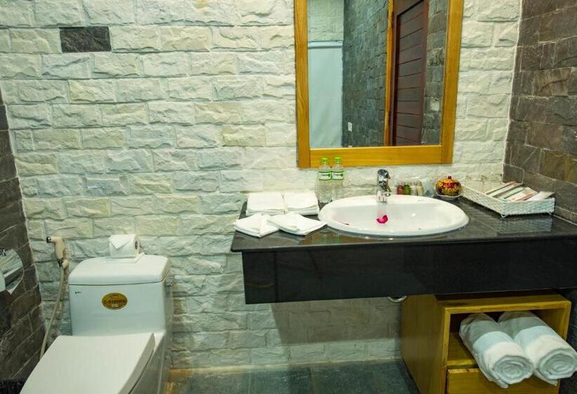 اتاق استاندارد سه تخته با چشم‌انداز استخر, Famiana Green Villa