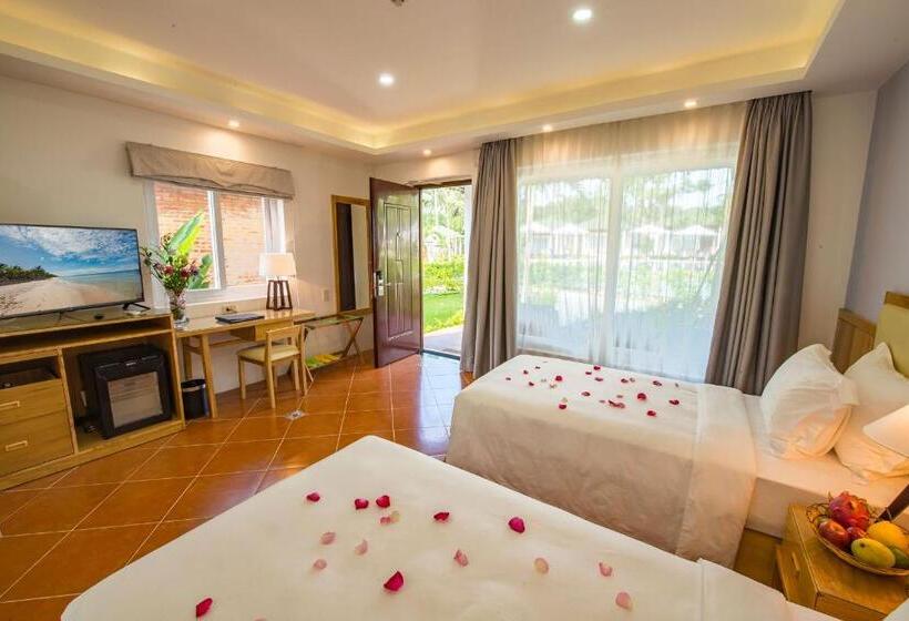 اتاق استاندارد سه تخته با چشم‌انداز استخر, Famiana Green Villa