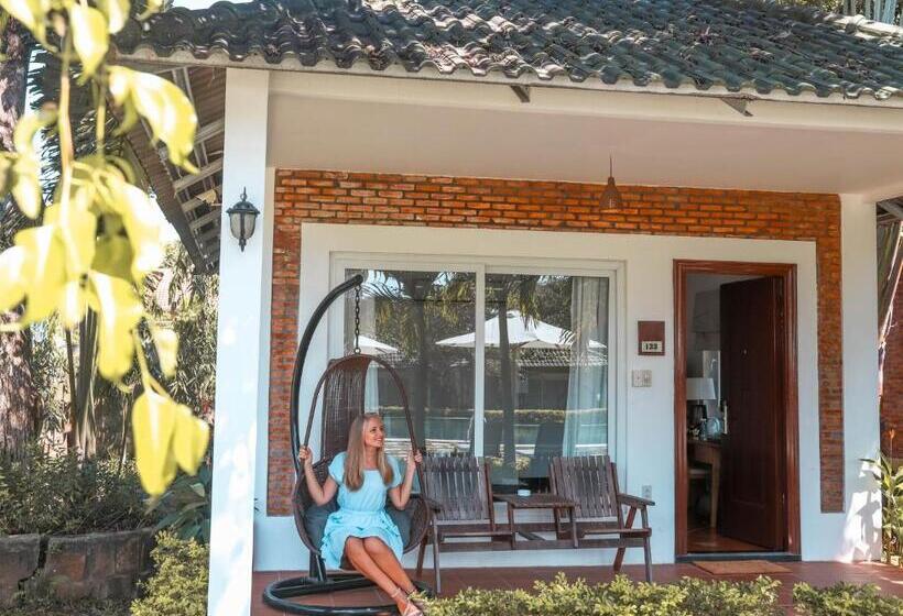 اتاق استاندارد با چشم‌انداز استخر, Famiana Green Villa