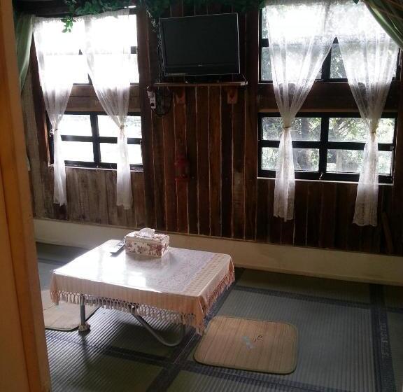اتاق استاندارد با چشم‌انداز کوهستان, Wangyuku B&b