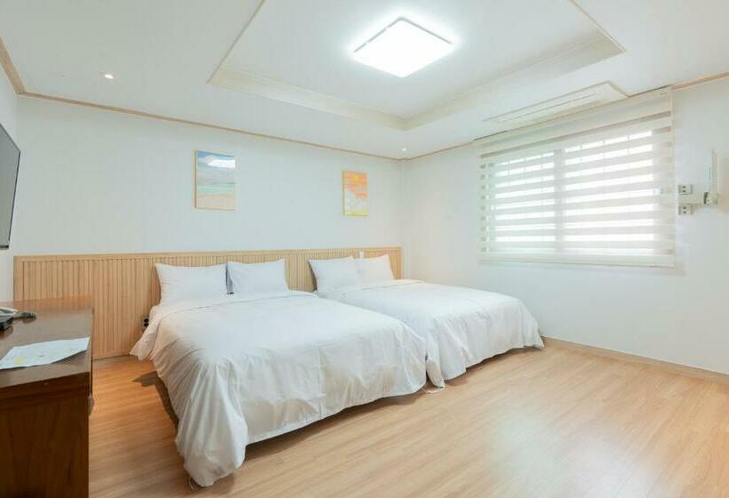 Номер Стандарт Вид на Горы, Ocean Palade