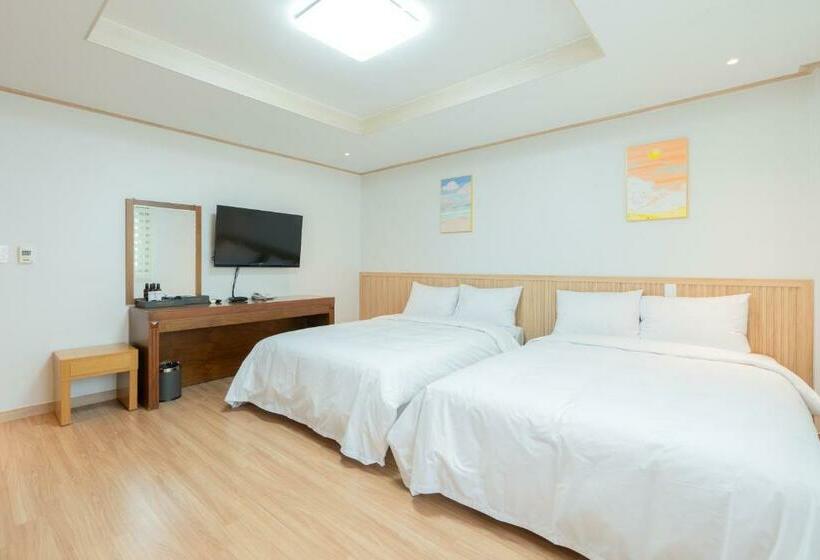 Номер Стандарт Вид на Горы, Ocean Palade