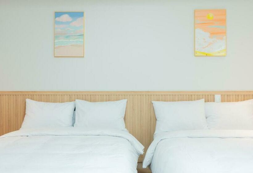 Номер Стандарт Вид на Горы, Ocean Palade