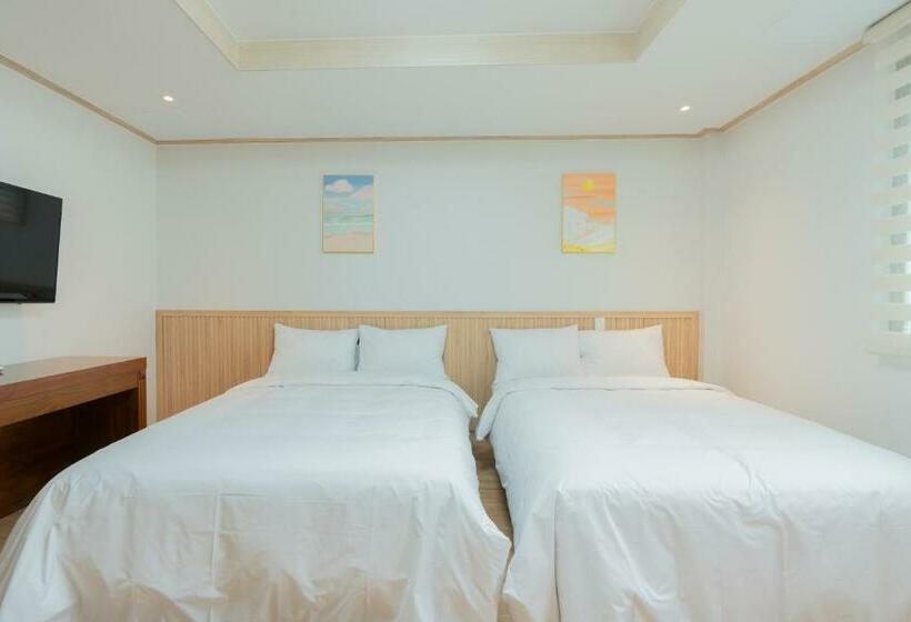 Номер Стандарт Вид на Горы, Ocean Palade