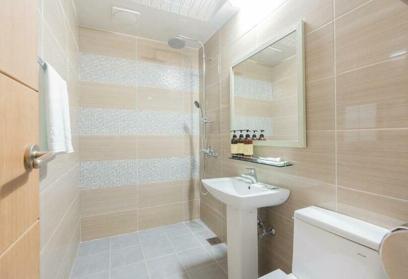 Номер Стандарт Вид на Горы, Ocean Palade