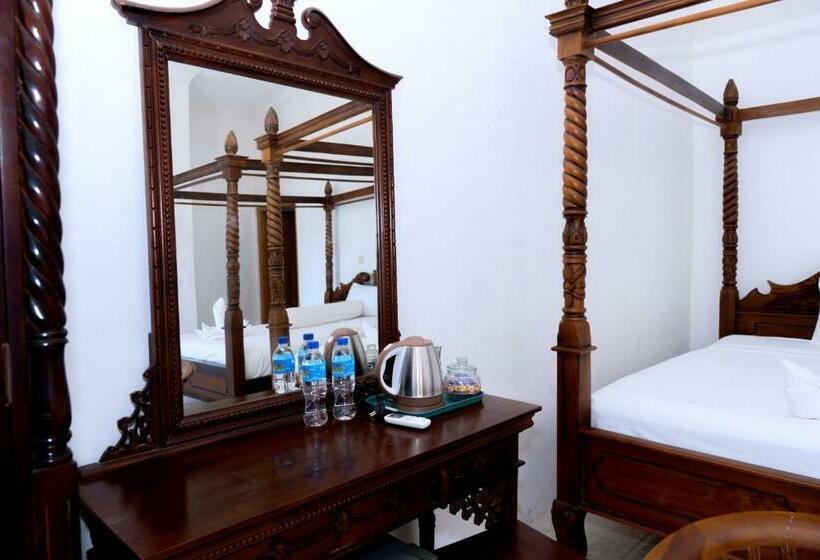 Номер Deluxe, Frans Bernadus Hotel And Resto