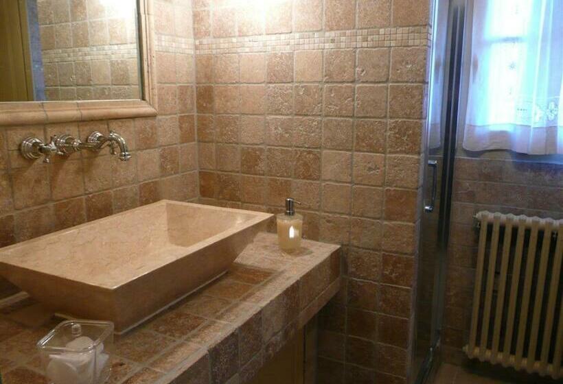 اتاق خانوادگی, Mas Les Vieux Chenes