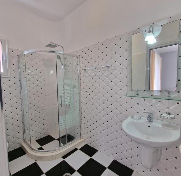 Cameră Triplă Standard cu Balcon, Artur