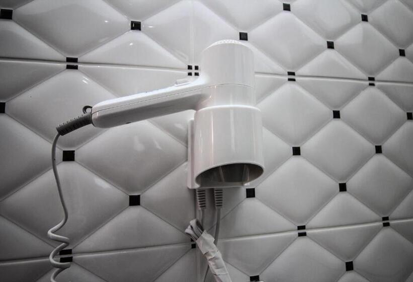 Cameră Deluxe, Artur