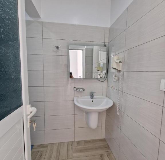 Cameră Deluxe, Artur