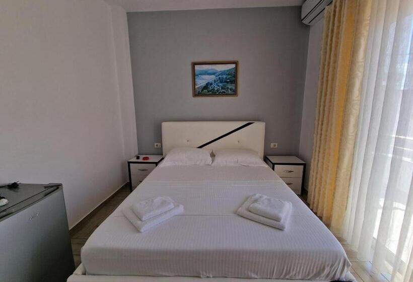 Cameră Deluxe, Artur