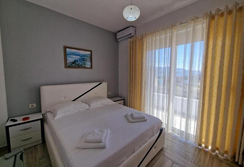 Cameră Deluxe, Artur